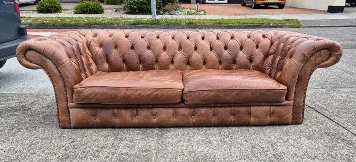 Premium leather sofa solid wood base very good condition - Image 1