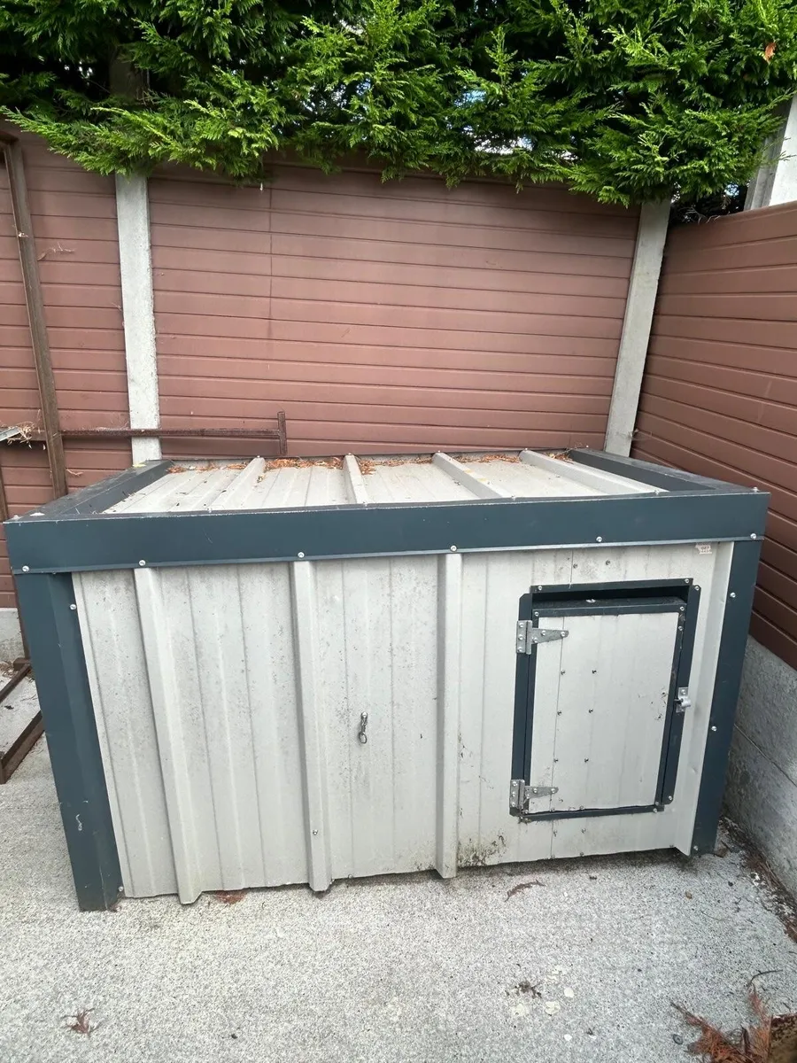 Dog box - Image 1