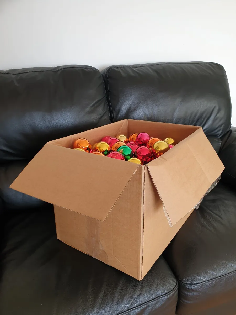 221 coloured Christmas baubles - Image 2