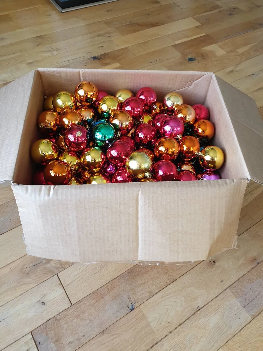 221 coloured Christmas baubles - Image 3