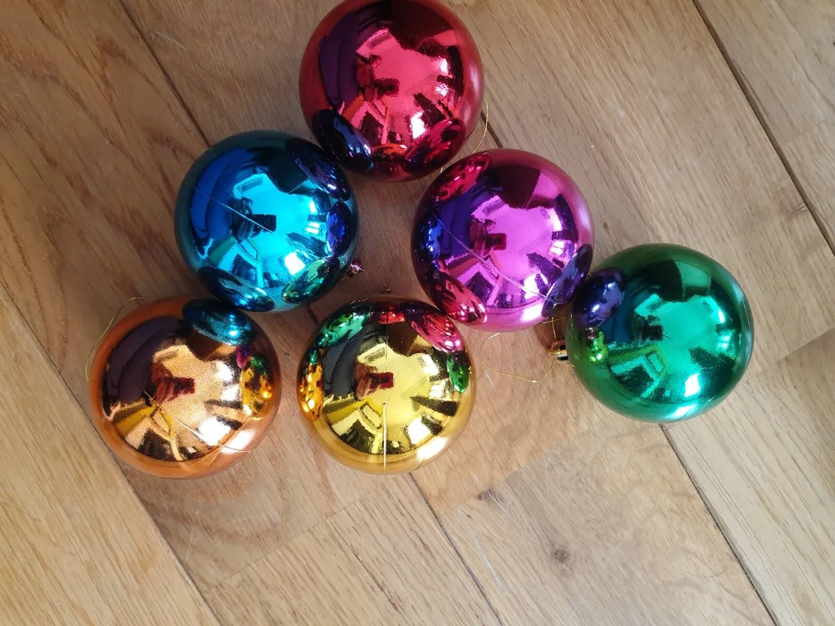 221 coloured Christmas baubles - Image 4