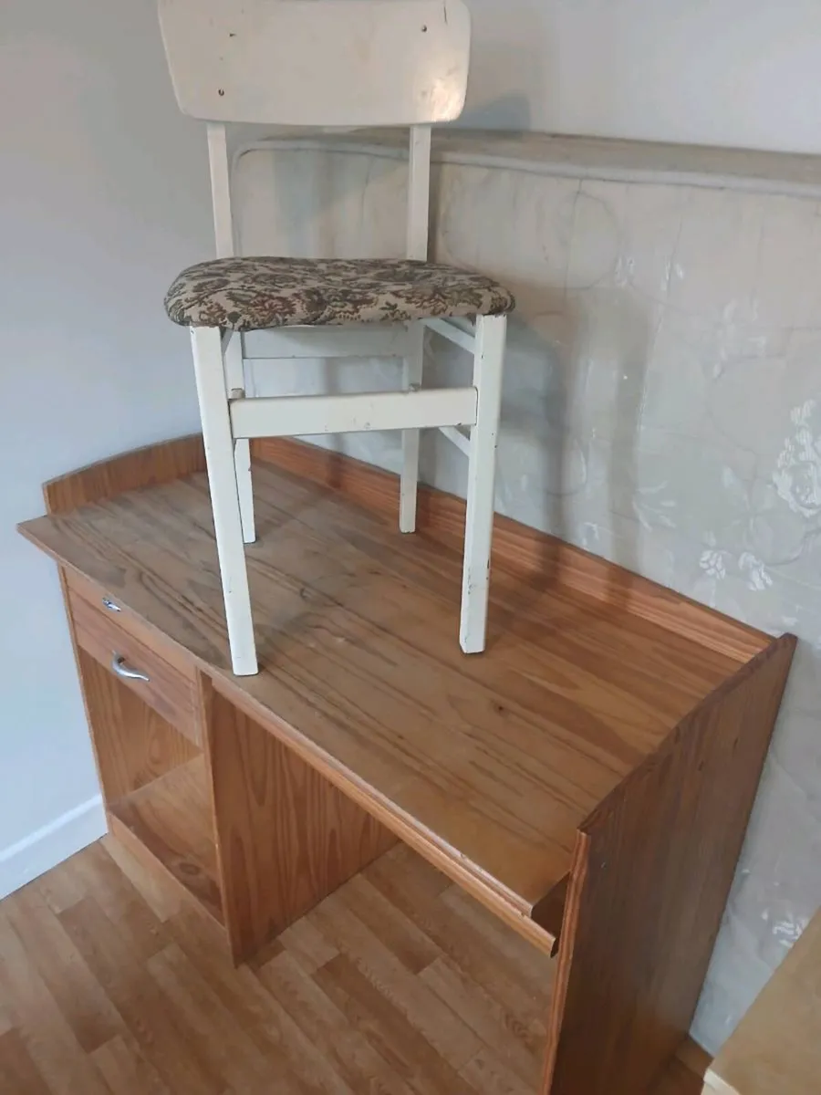 2 X Childrens Homework Desks & Chairs - Image 1