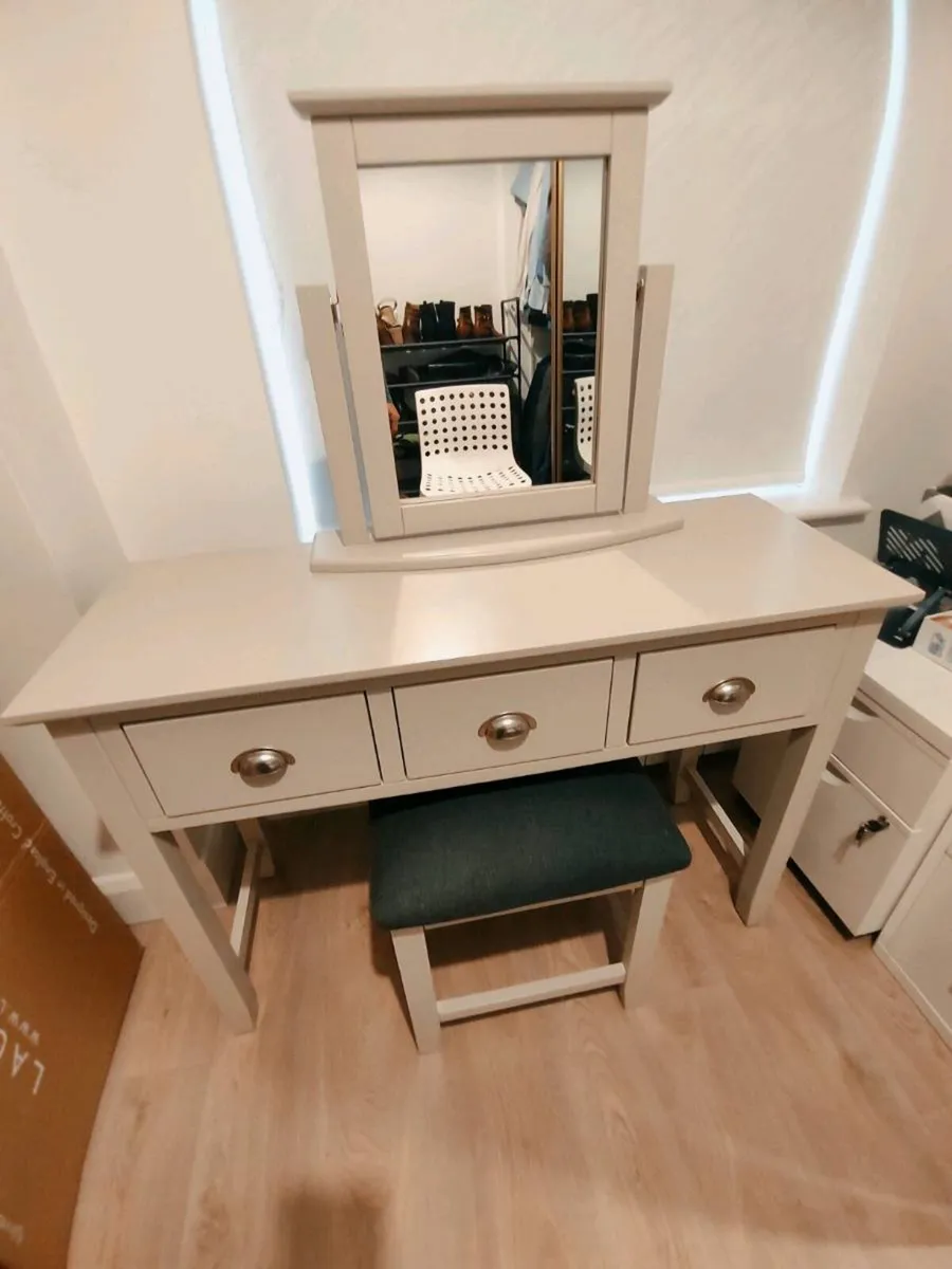 Dressing table - Image 1