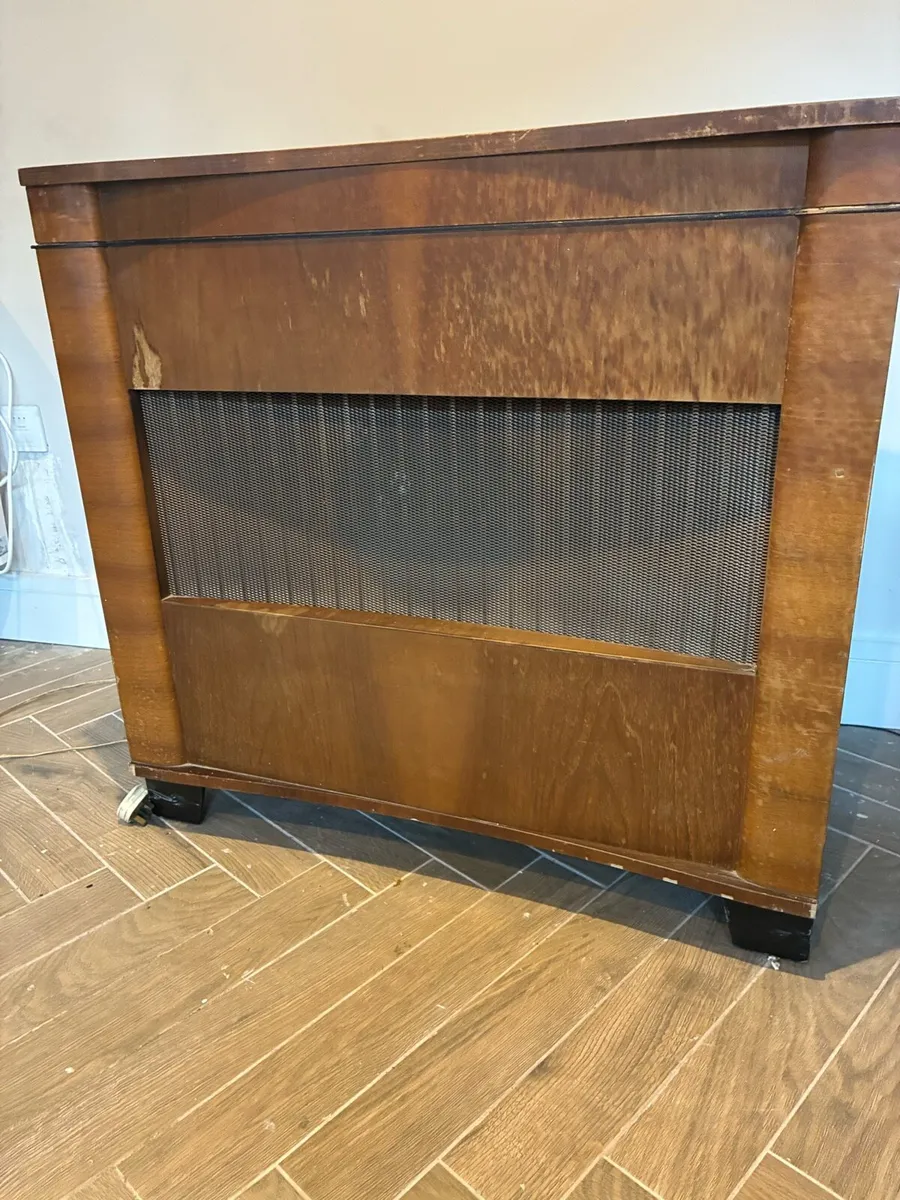 Old fashioned record player - Image 1