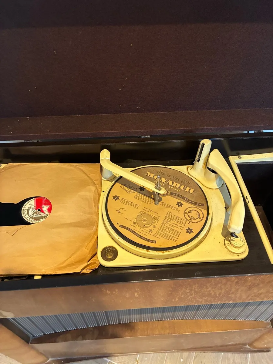 Old fashioned record player - Image 2