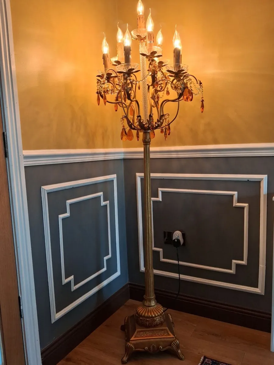6 foot free standing lamp - Image 1