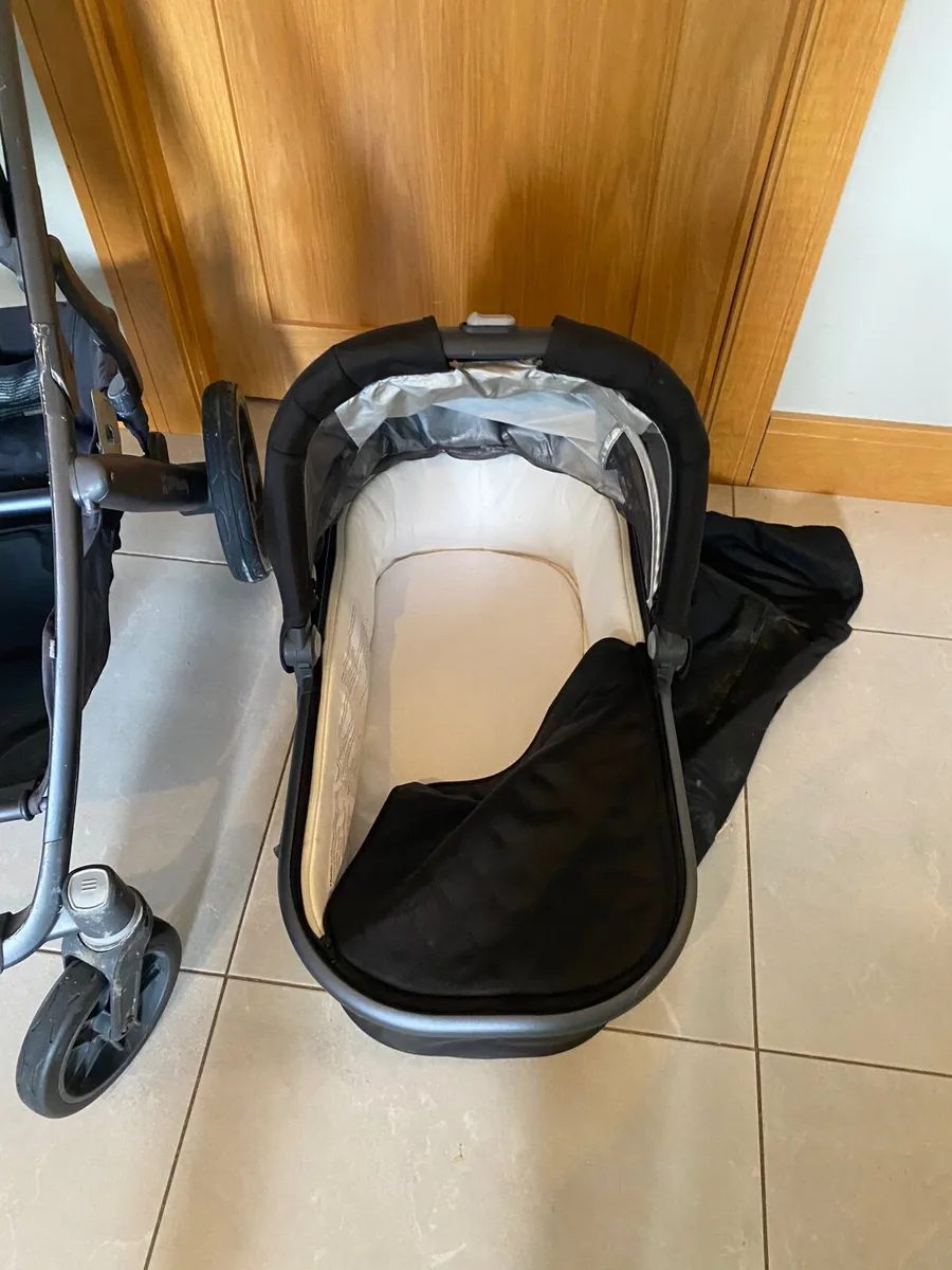 Uppababy vista 2015 model buggy and carrycot - Image 3