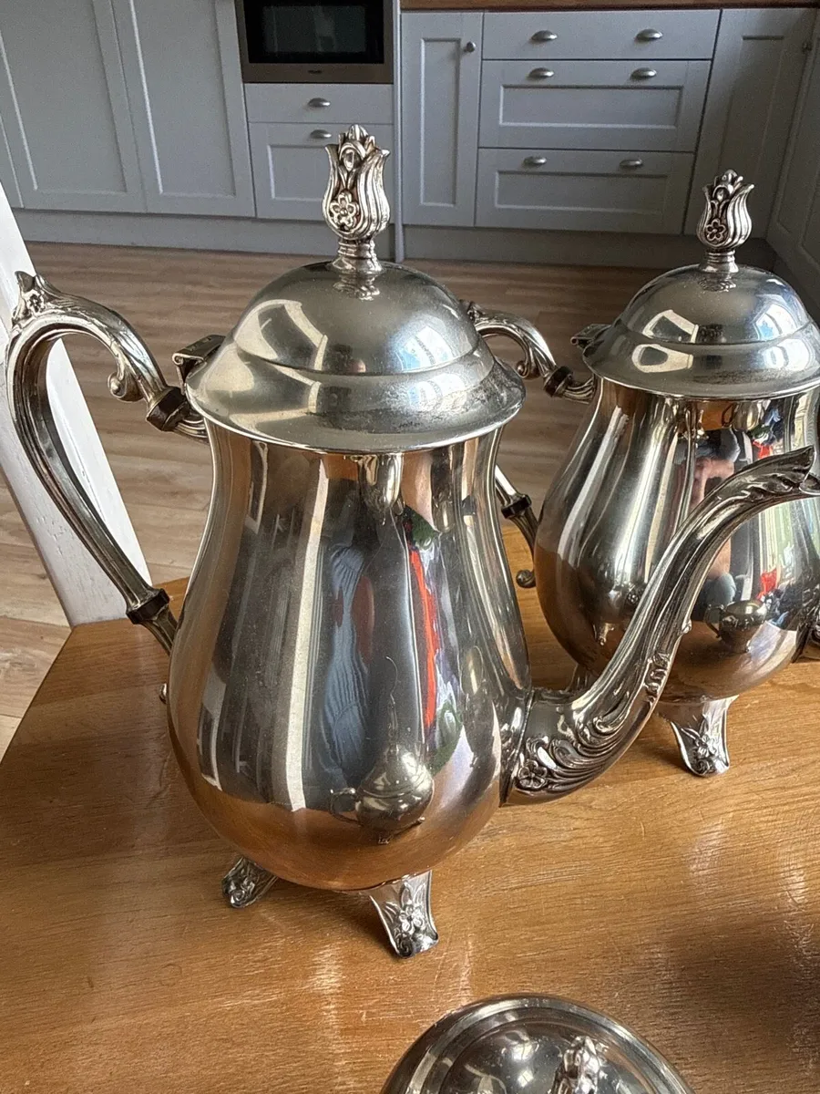 FB Rogers Silver-plate Tea and Coffee set - Image 4