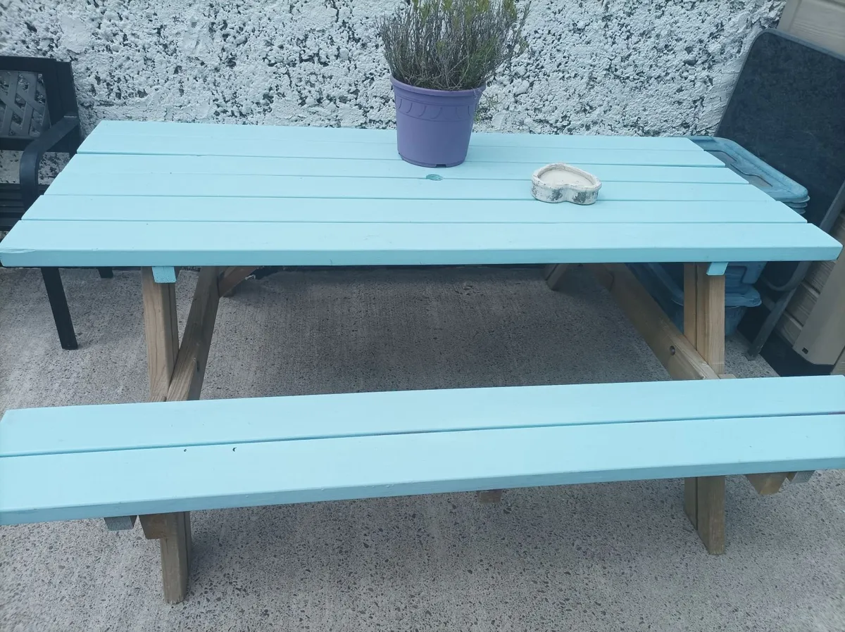 Picnic bench