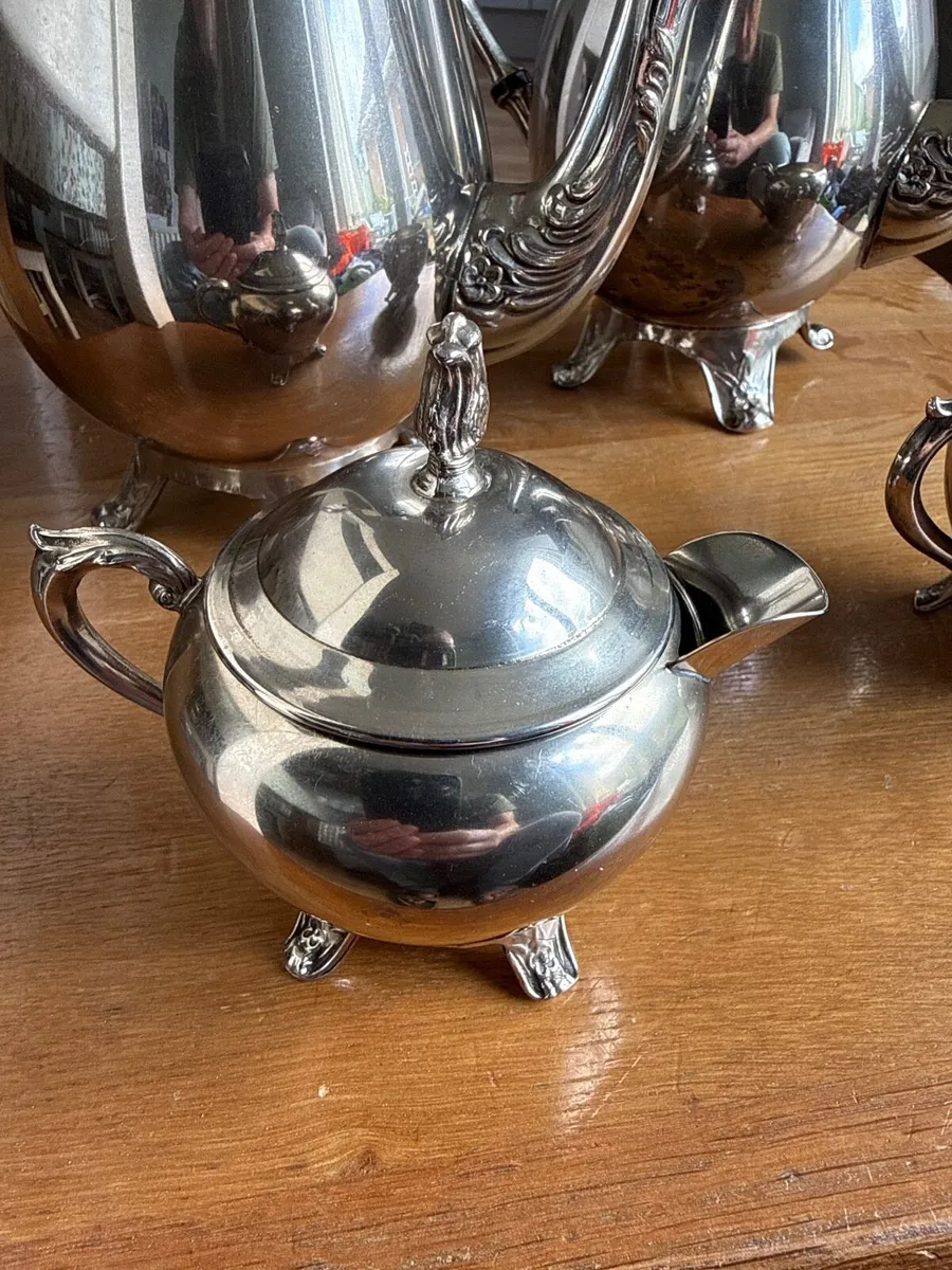 FB Rogers Silver-plate Tea and Coffee set - Image 3