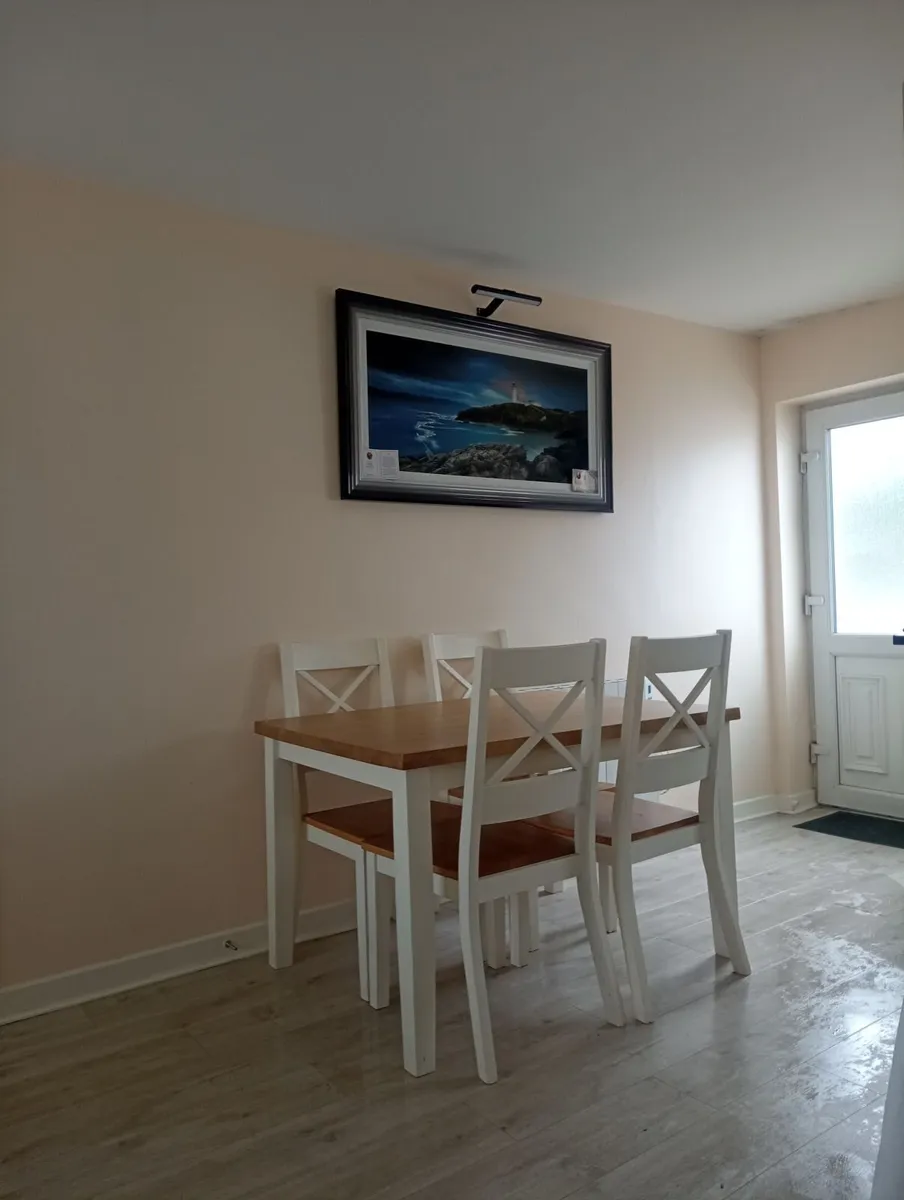Table and chairs - Image 1
