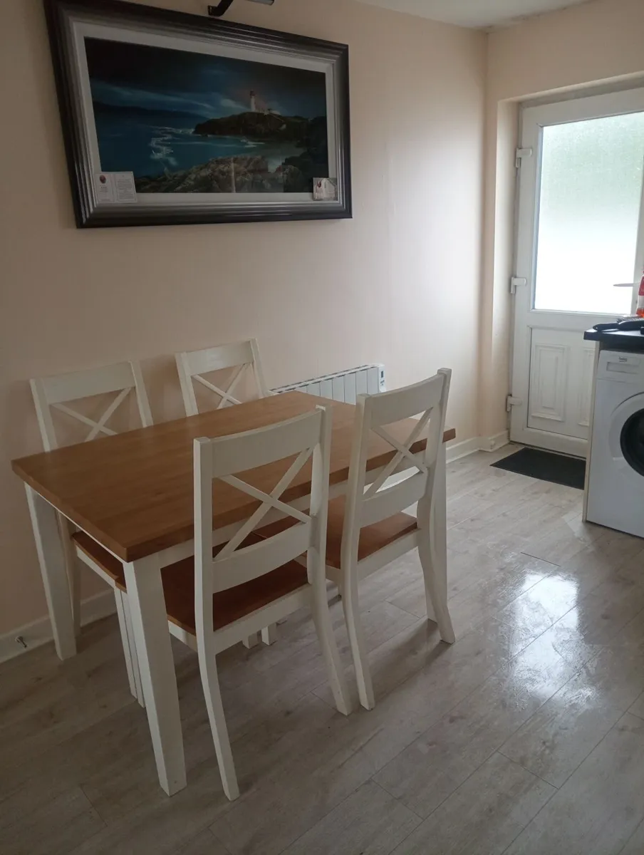Table and chairs - Image 2