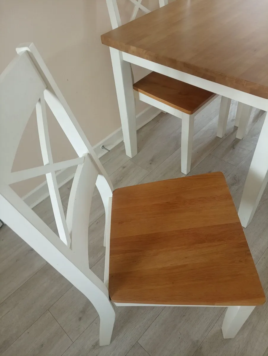 Table and chairs - Image 4