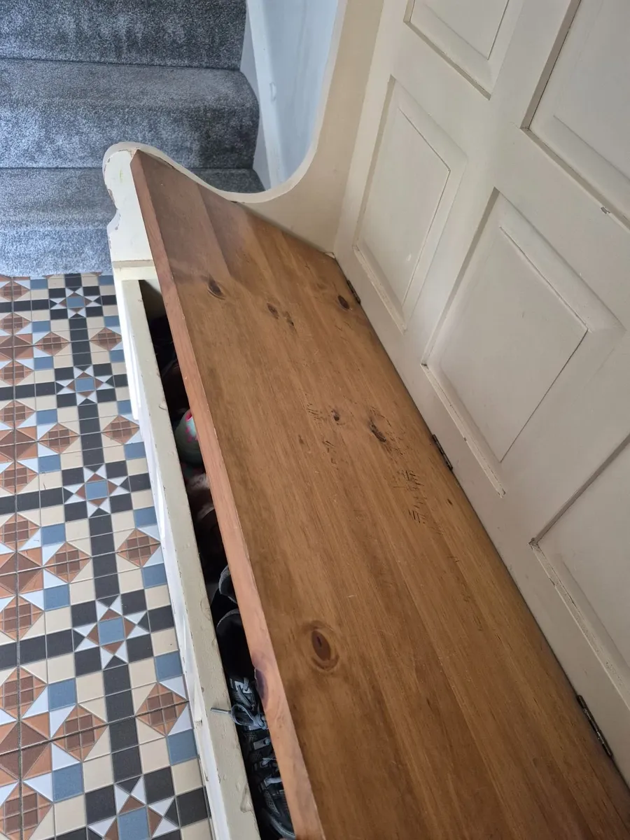 Coat hanger and storage unit - Image 3