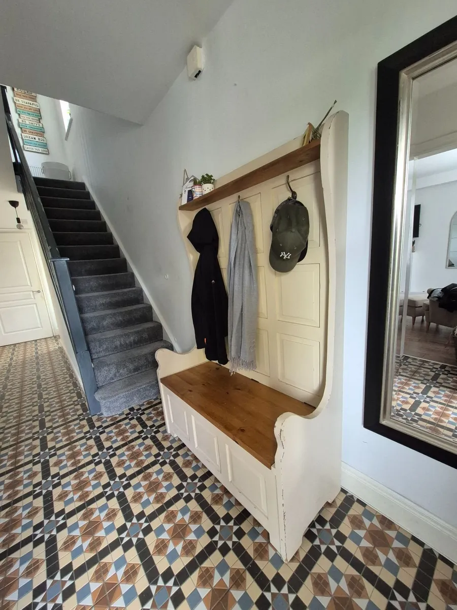 Coat hanger and storage unit - Image 4