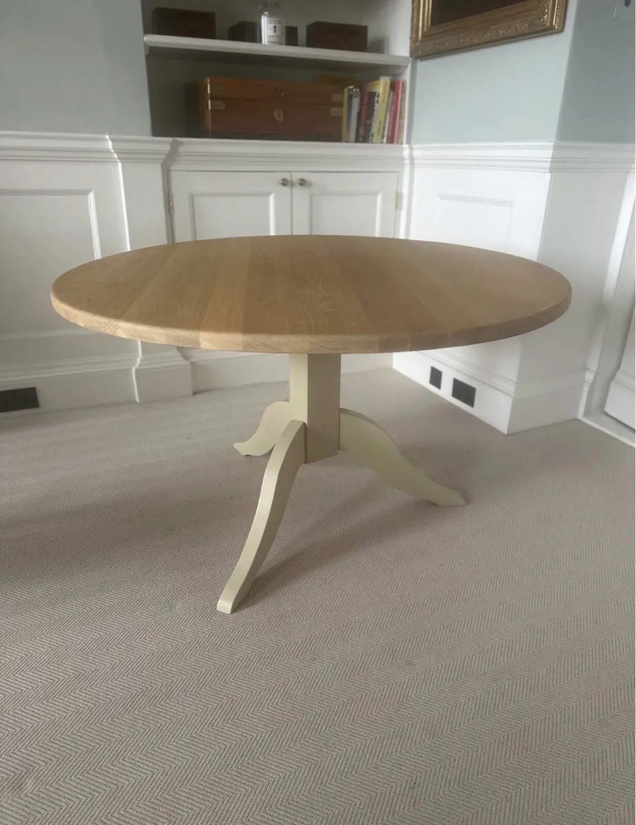Neptune Chichester round table - Image 1