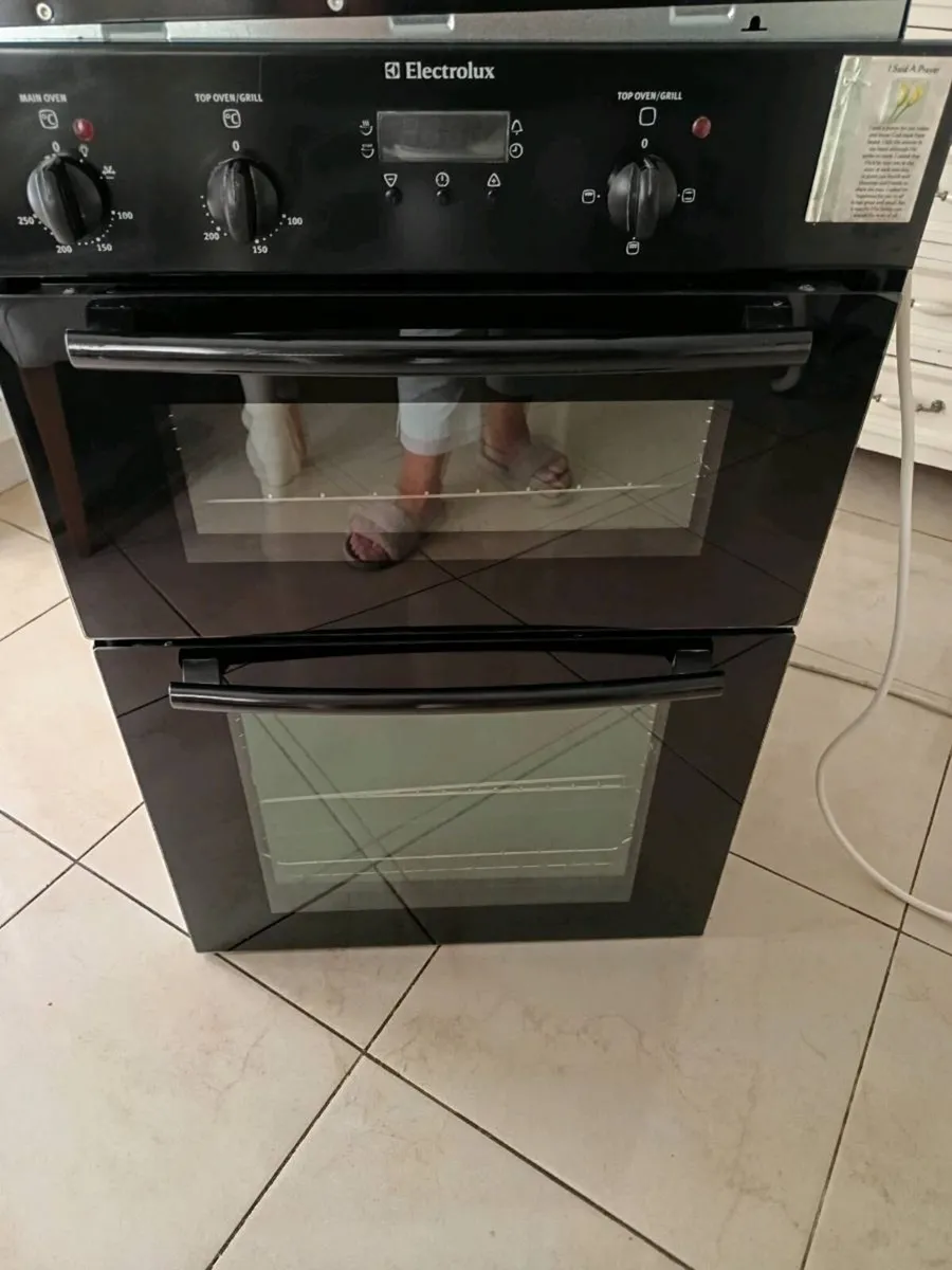 Electric cooker and hob - Image 1