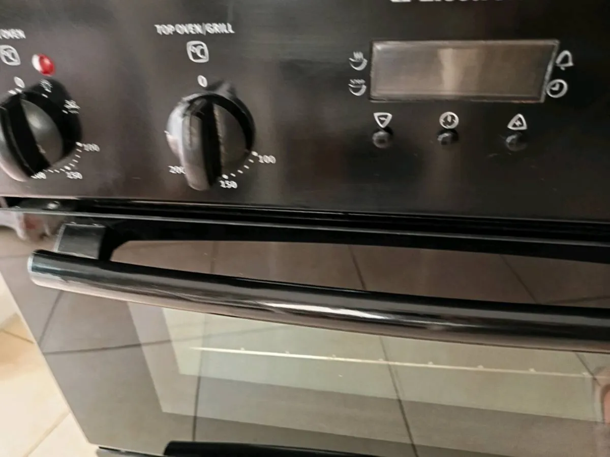Electric cooker and hob - Image 4