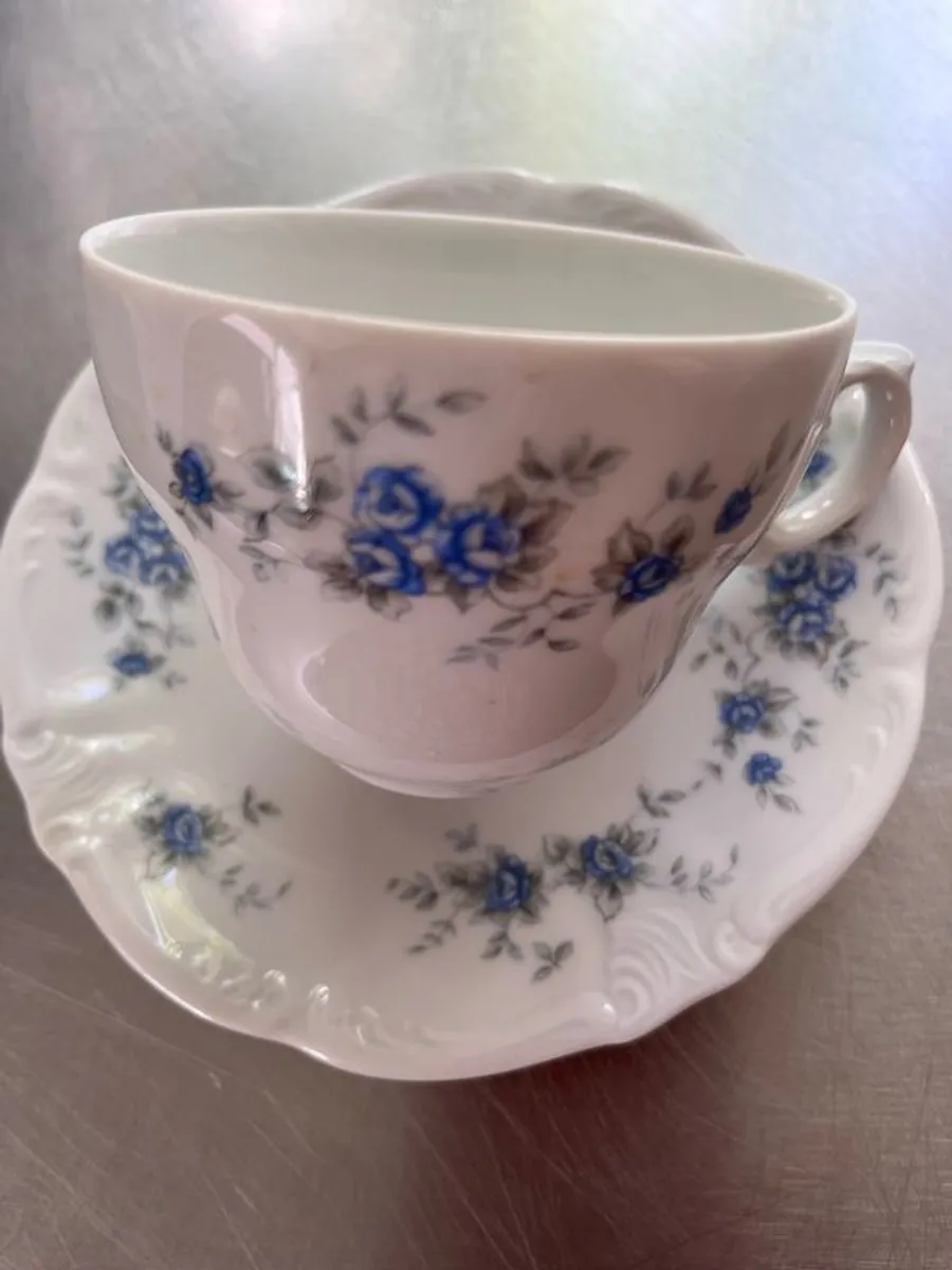 cups and saucers - Image 1