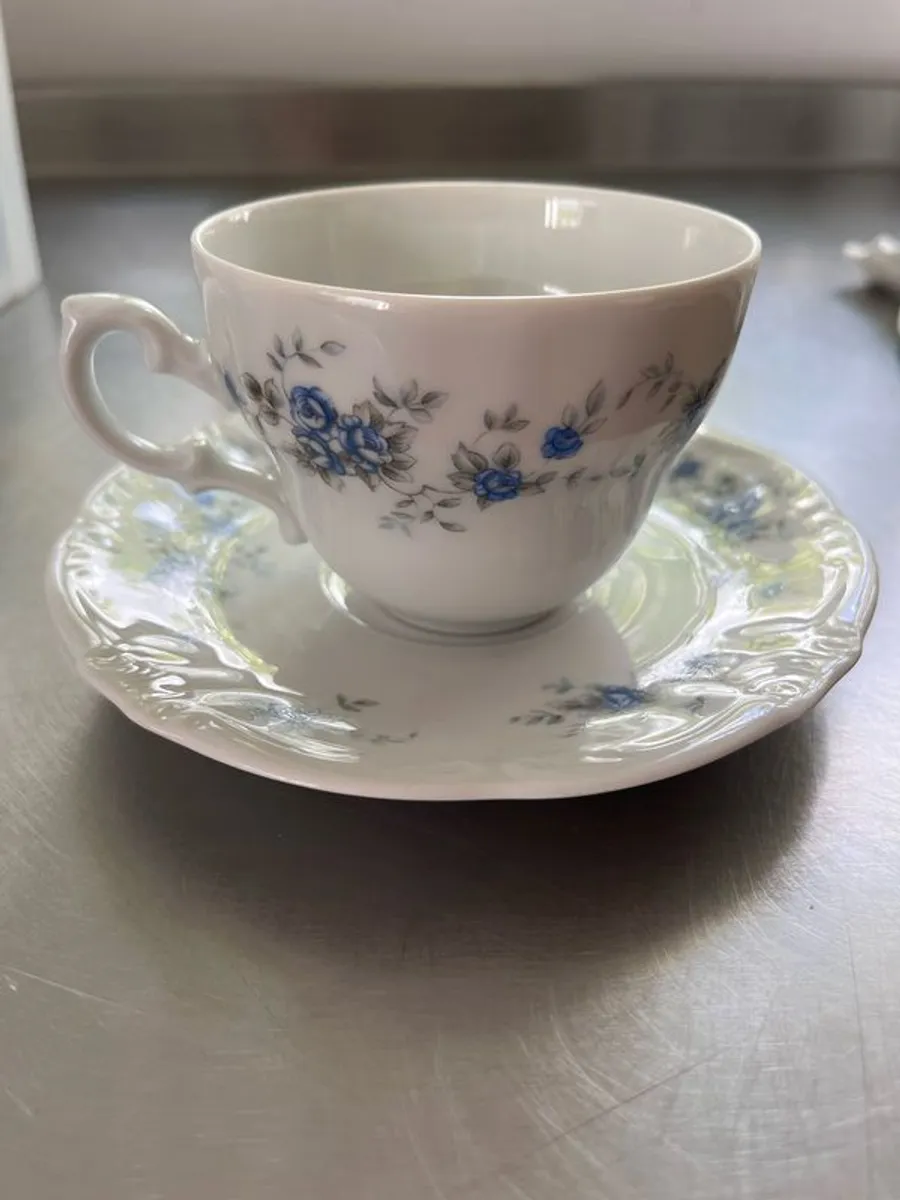 cups and saucers - Image 3