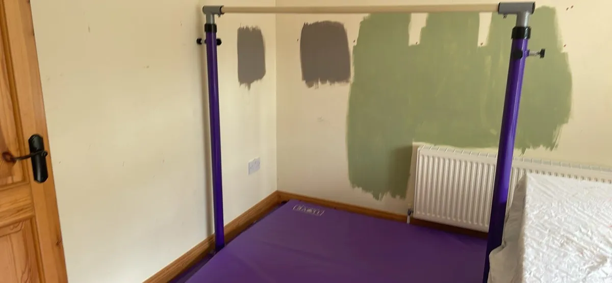 Gymnastic bars & mat - Image 1