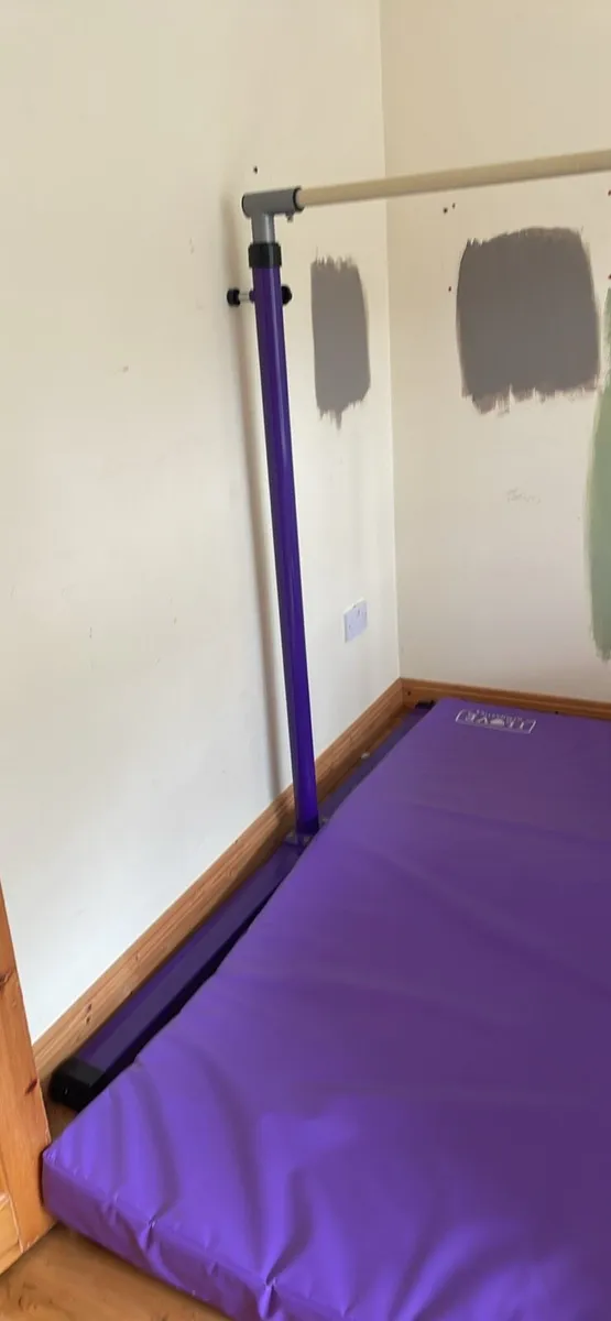 Gymnastic bars & mat - Image 4