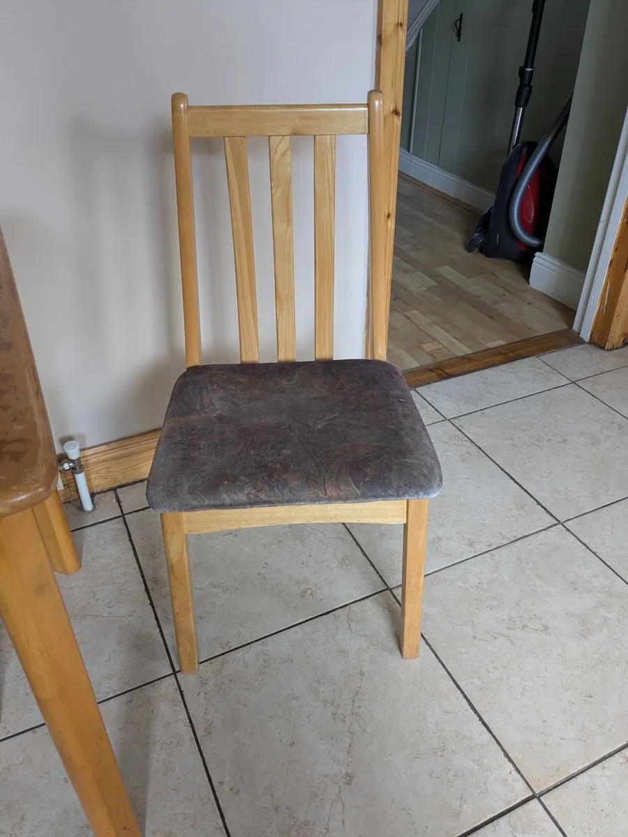 Kitchen table and chairs. - Image 3