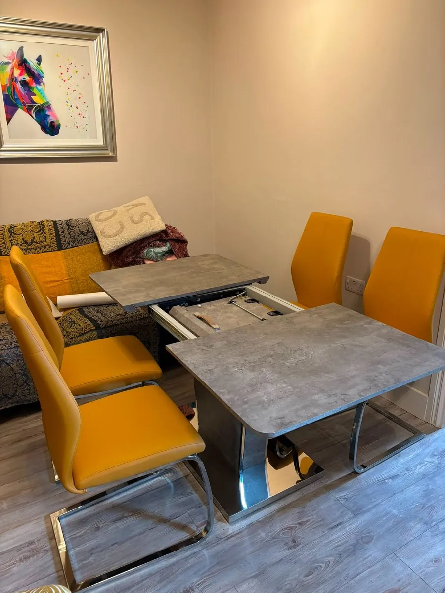 Table and chairs - Image 2