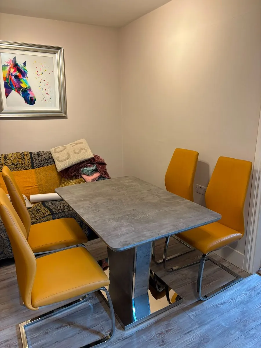Table and chairs - Image 3