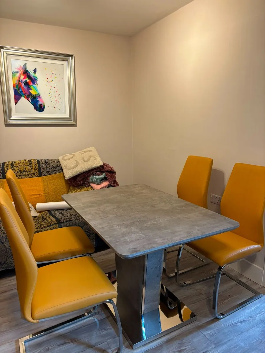 Table and chairs - Image 4