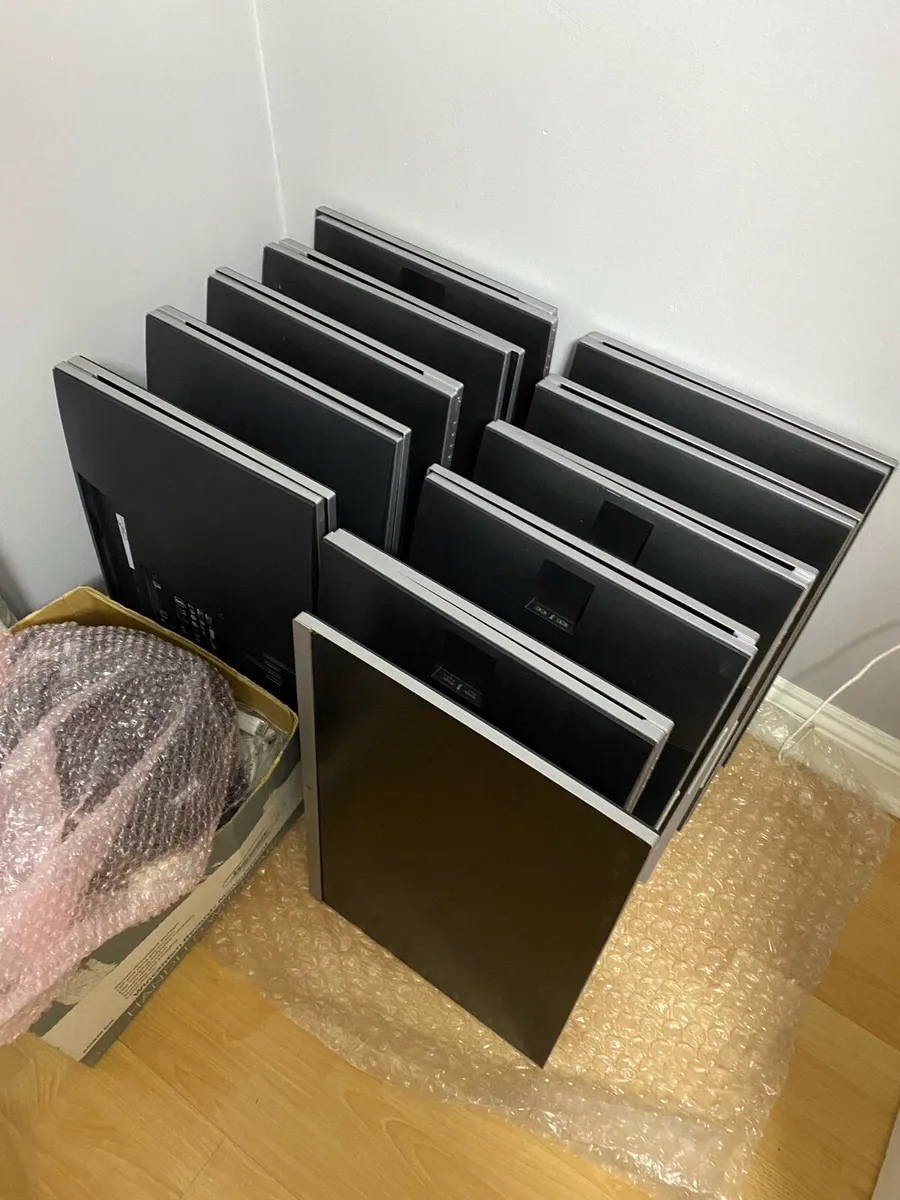 HP Monitors for sale 2 x for 100€ including stand - Image 1