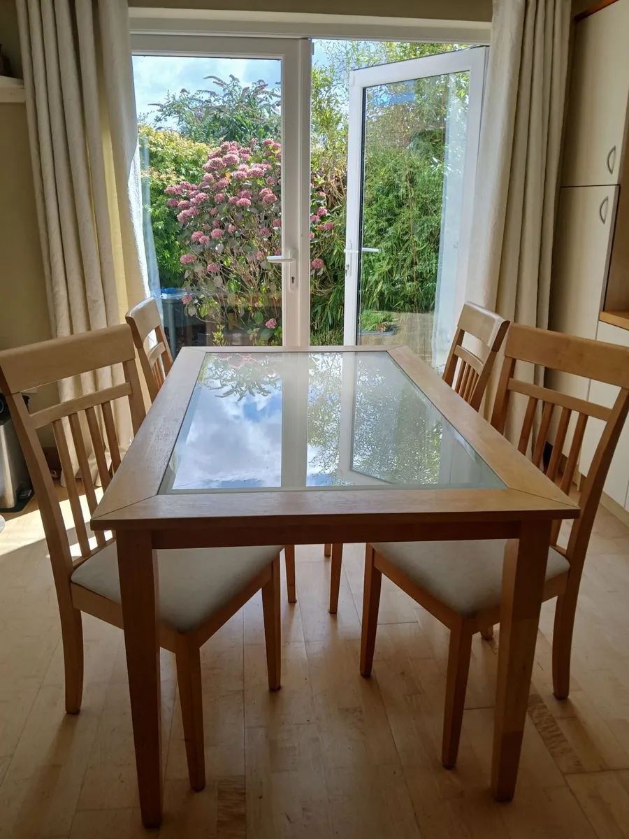 Kitchen table and chairs - Image 1