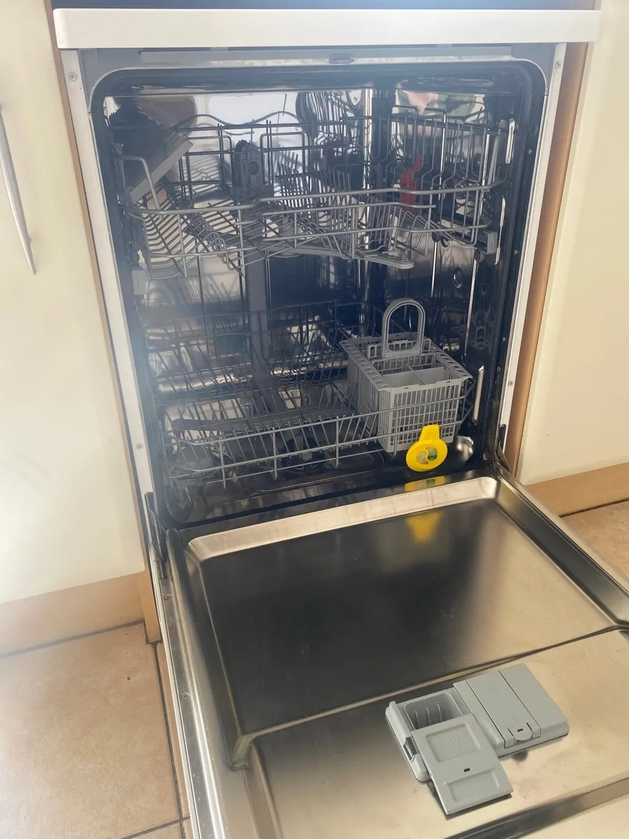Hotpoint Dishwasher - Image 2