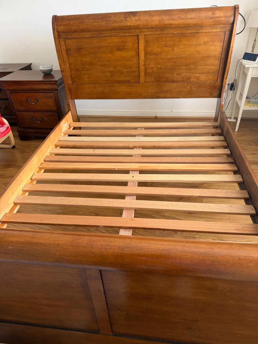 Bed frame and side lockers - Image 4