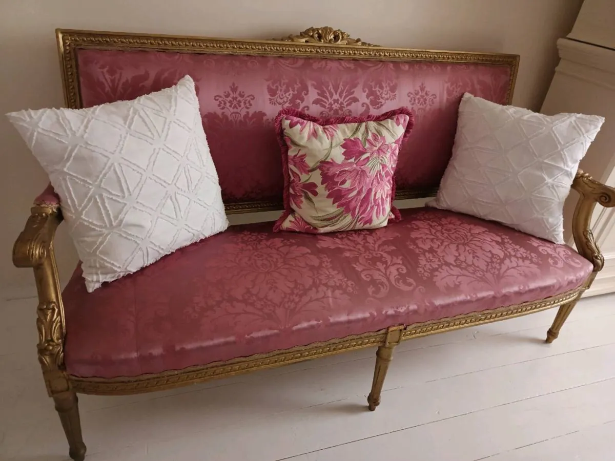 Beautiful ornate sofa - Image 2