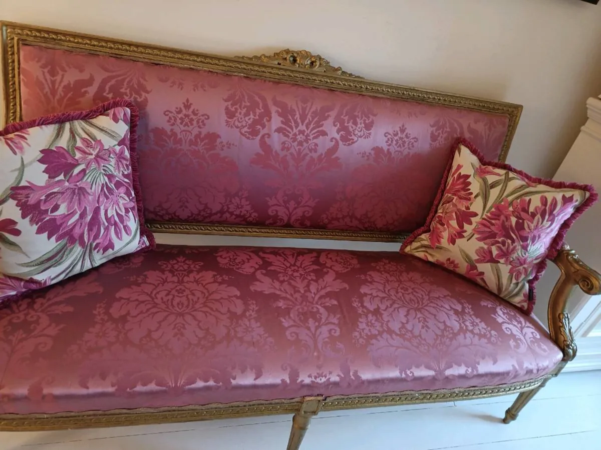Beautiful ornate sofa - Image 3