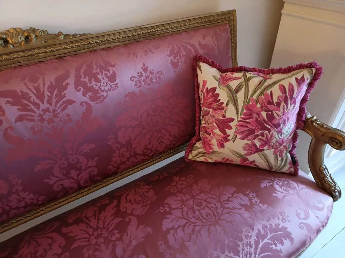 Beautiful ornate sofa - Image 4