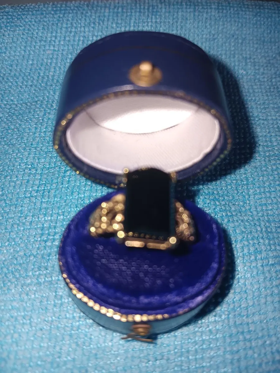 9ct gold ring - Image 1