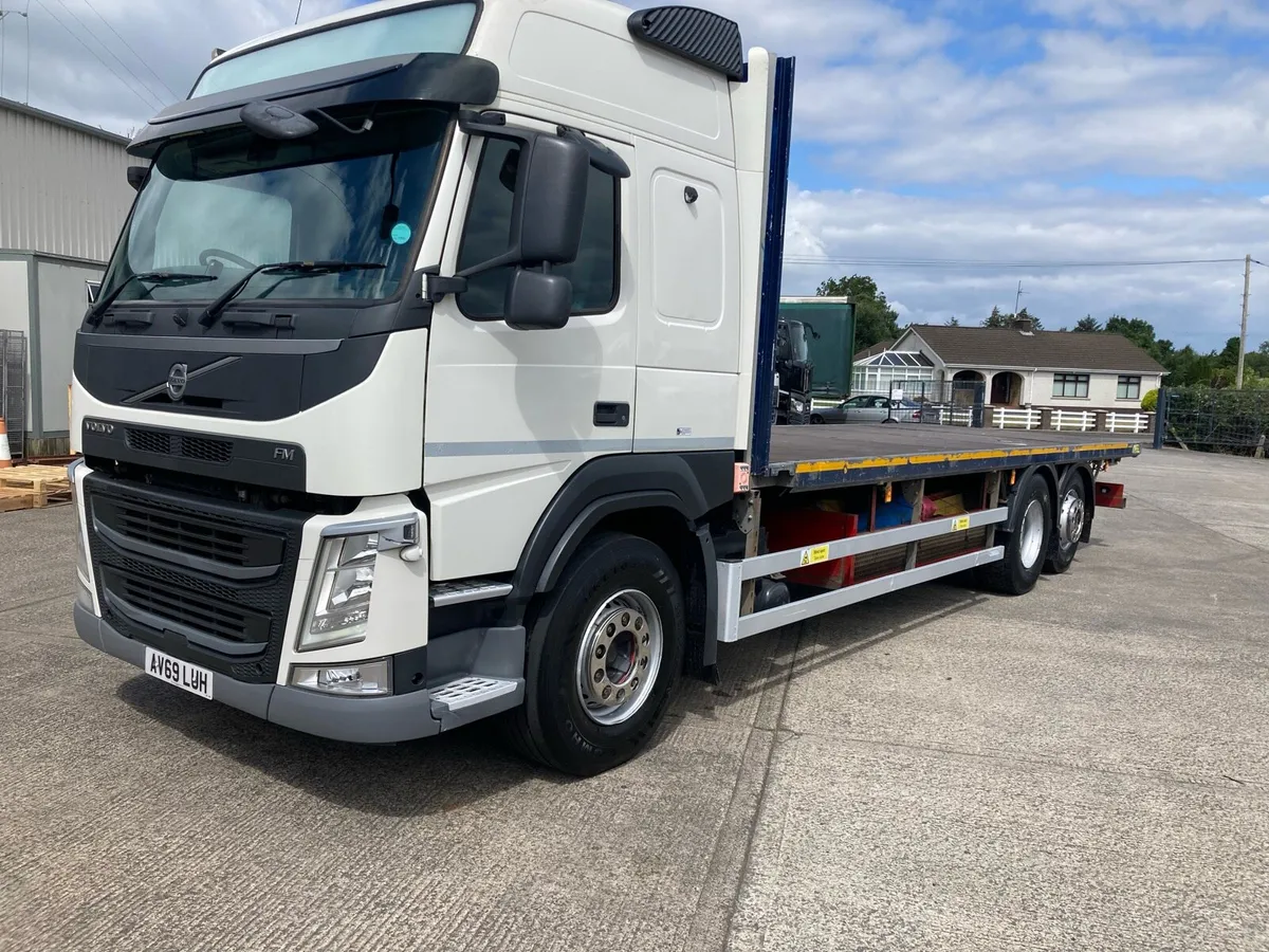 2020 Volvo FM 360 6x2.  26 ft chassis - Image 2