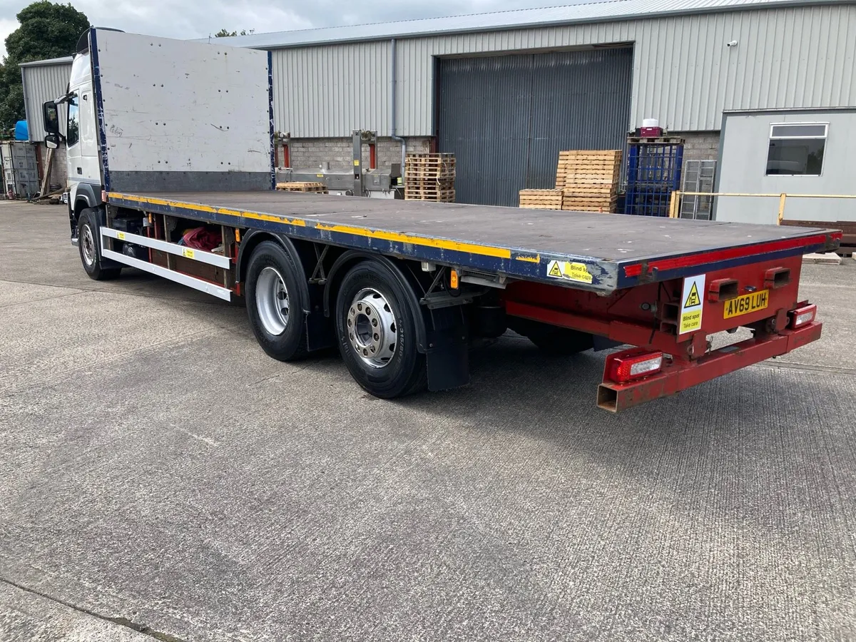 2020 Volvo FM 360 6x2.  26 ft chassis - Image 3
