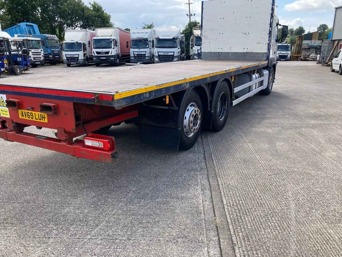 2020 Volvo FM 360 6x2.  26 ft chassis - Image 4