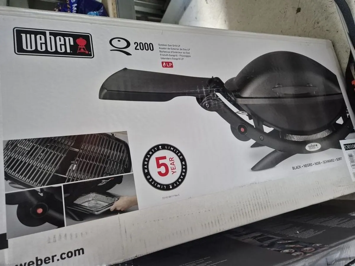 Weber Q2000 Gas BBQ with stand - Image 1