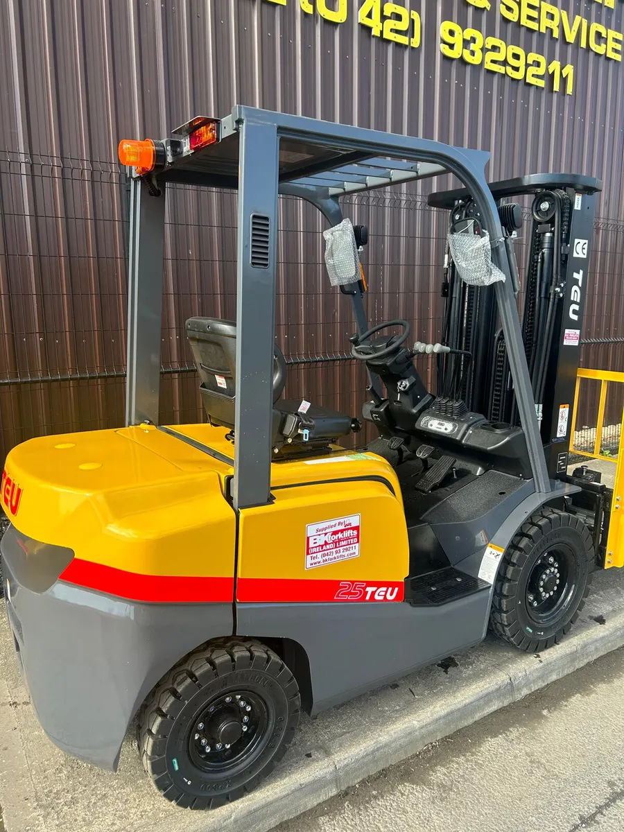 New TEU Forklifts - Image 4