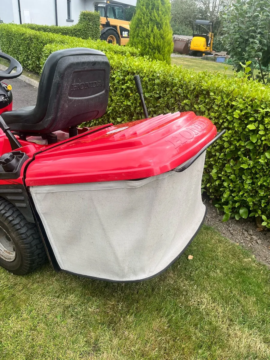 Honda 2417 ride on lawnmower - Image 2