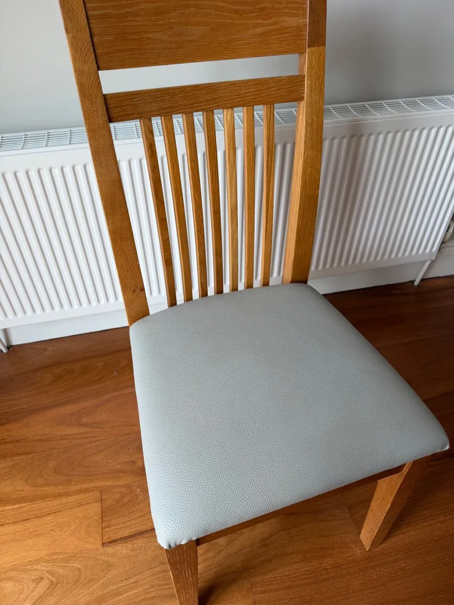 Table and chairs - Image 3
