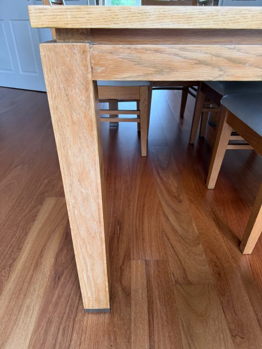 Table and chairs - Image 2