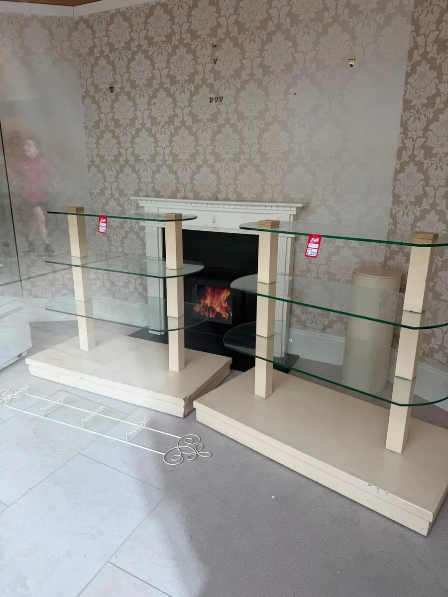 Display Glass centrepiece Shelves on wheels - Image 2
