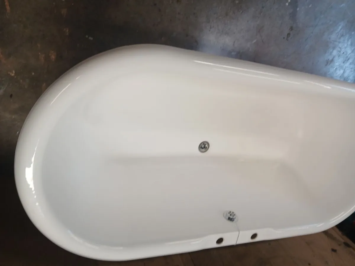 Cast iron bath & taps - Image 4
