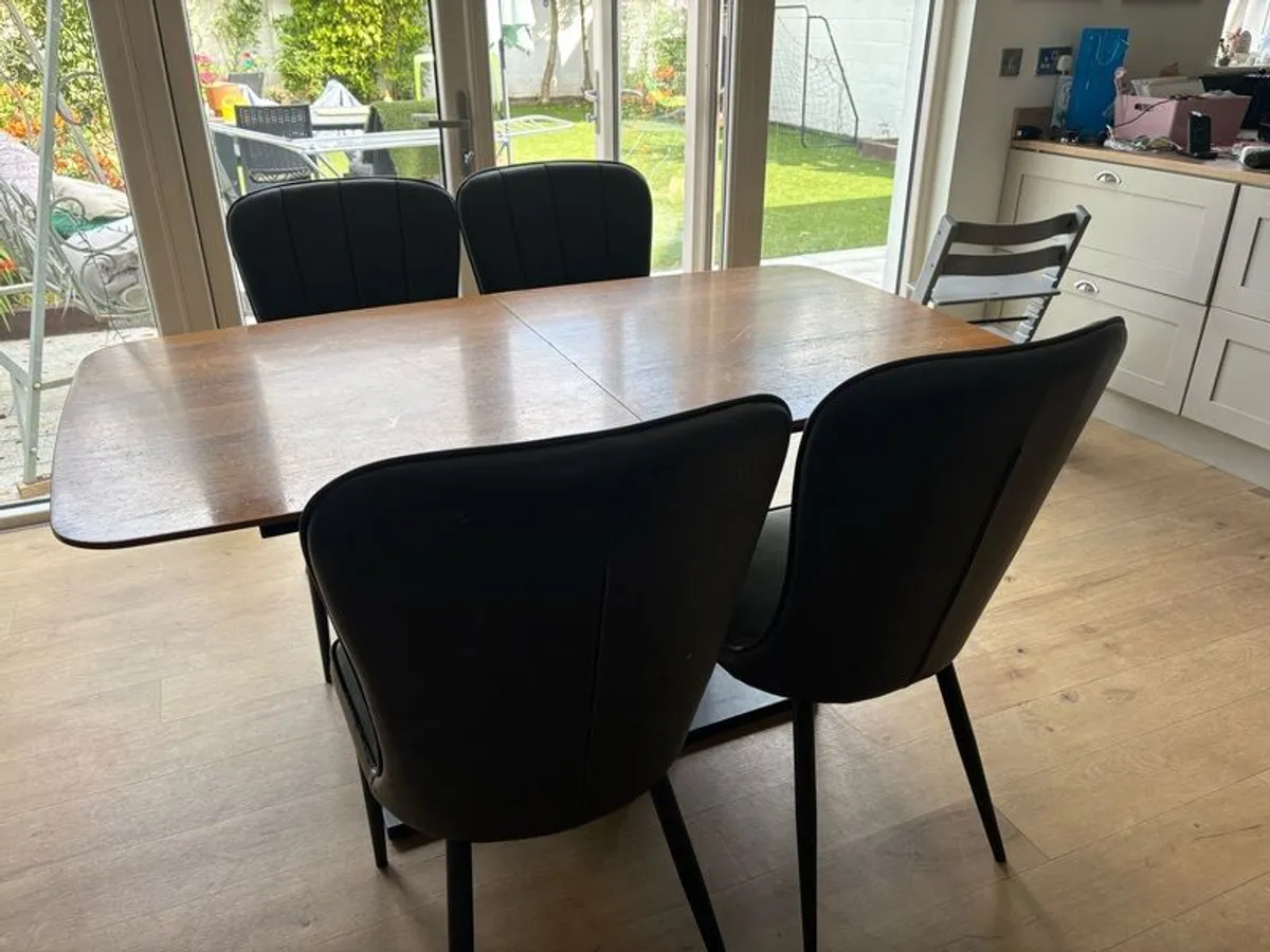 Calligaris Kitchen Table & 4 chairs - Image 1