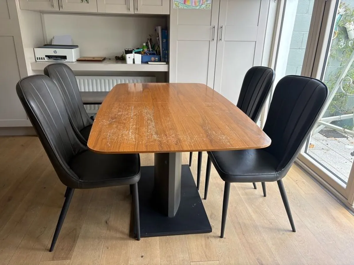Calligaris Kitchen Table & 4 chairs - Image 2
